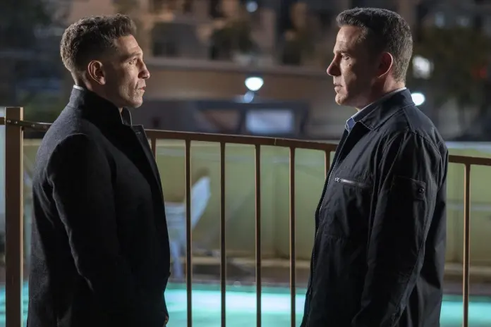 Christian Wolff e Brax se encaram em uma cena tensa de The Accountant 2, simbolizando sua relação complexa.